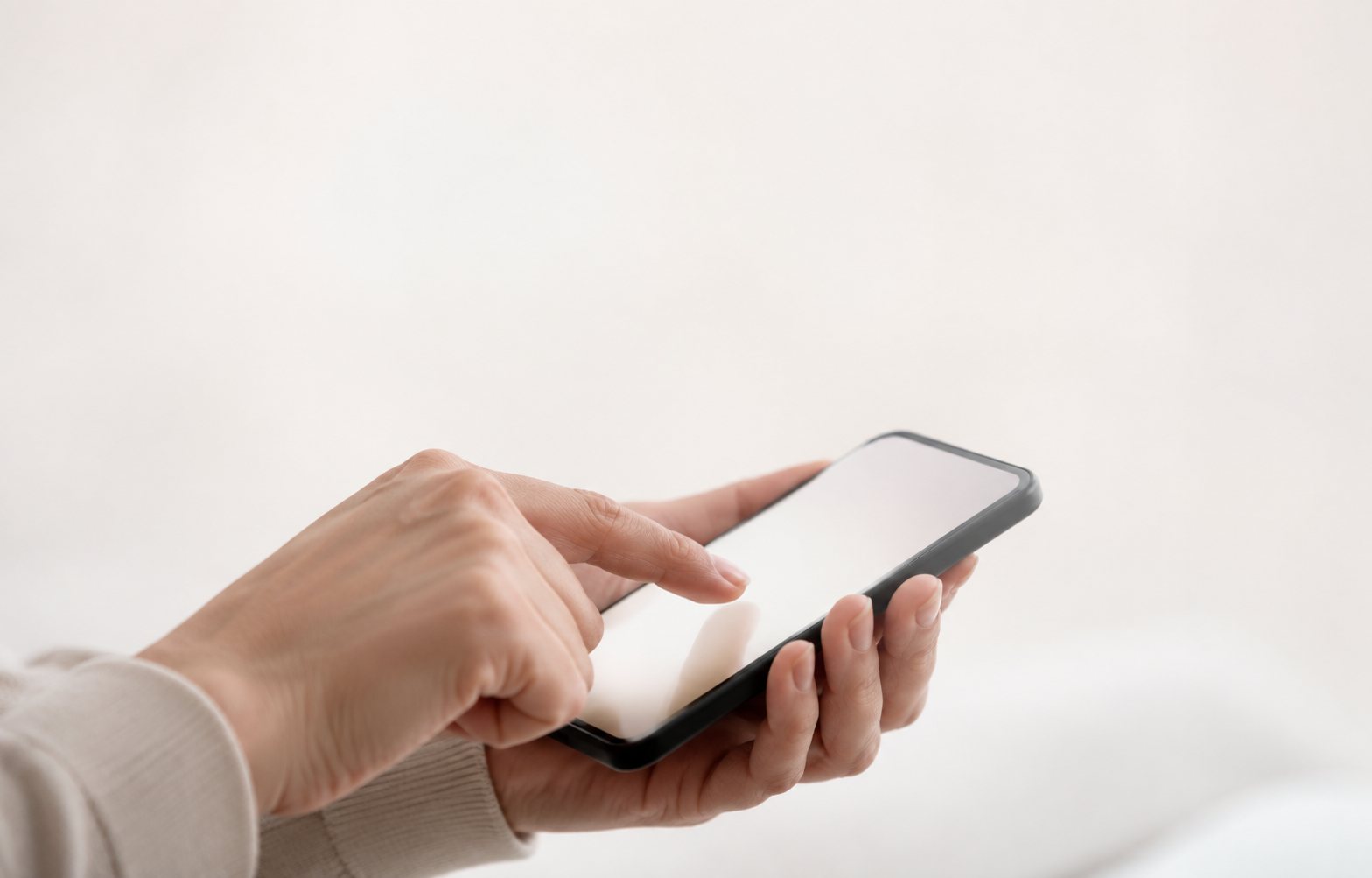 スマホでLINEを操作する手元